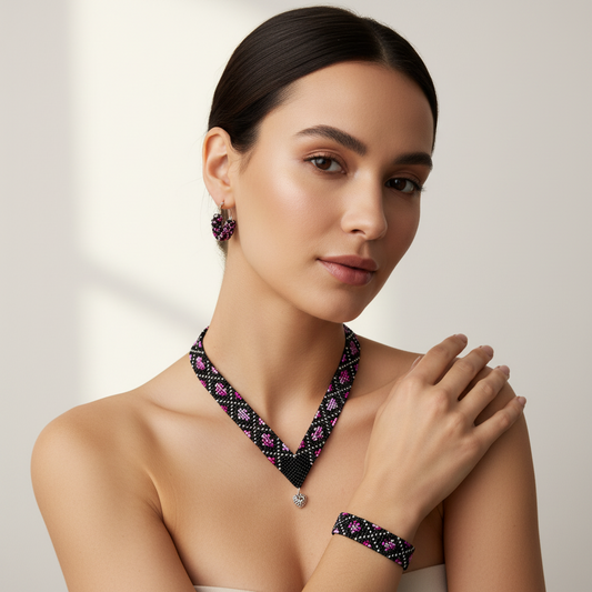 Ručne šitý ružovo čierny korálkový set so srdiečkom – náhrdelník 45 cm, náramok 19 cm, náušnice 3 cm Harakka Jewls