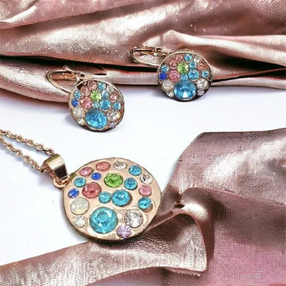 Set Gold Crystal Rose – farebný prívesok a náušnice v ružovozlatom prevedení, Harakka Jewls