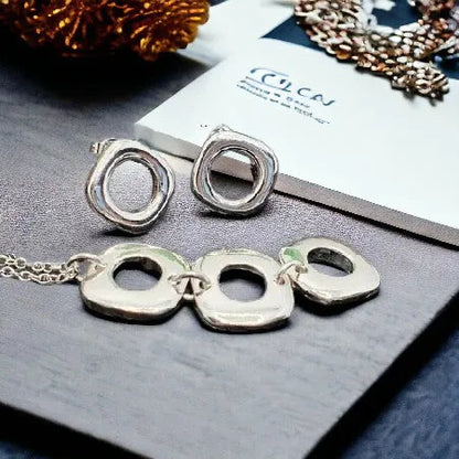 „Minimalistický set Kocka Jednoduchý – postriebrené náušnice a prívesok bez niklu s geometrickým dizajnom – Harakka“