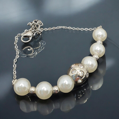 Camilla bracelet – white pearls with a sparkling ball | HARAKKA