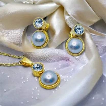 Set Zlatá Perla – elegantný šperk z chirurgickej ocele so zirkónom a perlou v zlatom prevedení, symbol ženskej sily a jemnosti – Harakka Jewls

