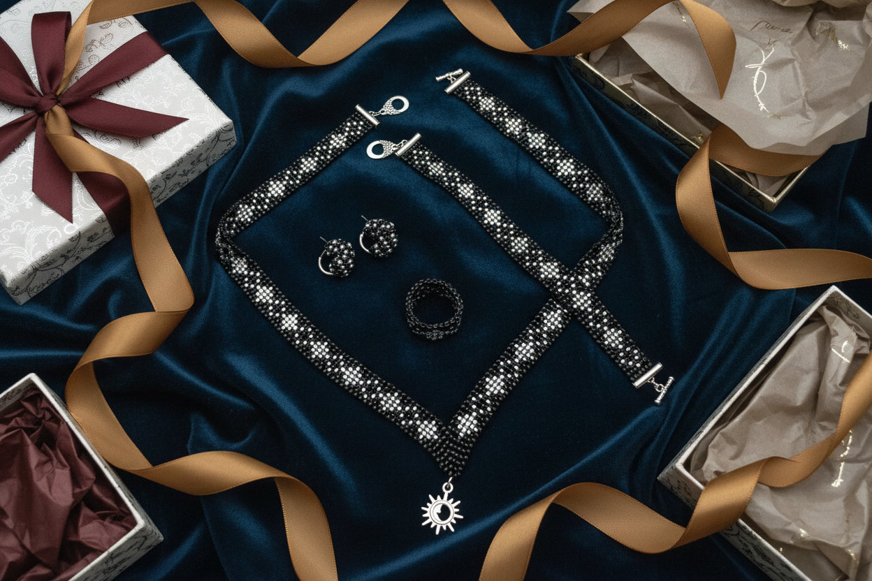 Ručne robený čierny šperkový set zo sklenených korálok so slnečným príveskom