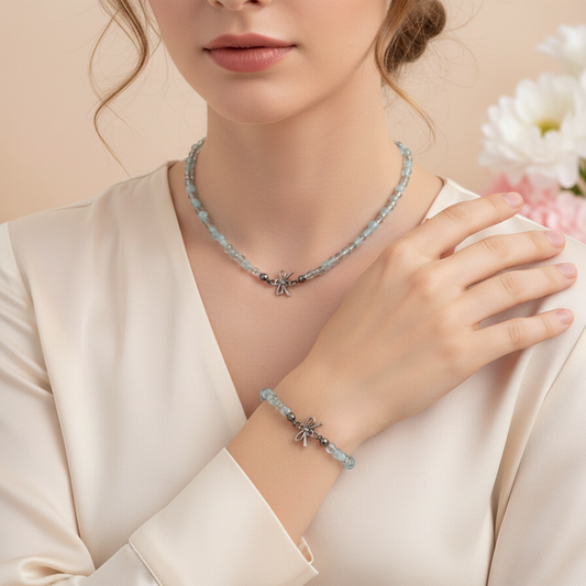 set náhrdelníka a náramku so svetlomodrými korálikmi a príveskom vážka