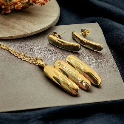 Golden Avant-garde – a set of sculpted earrings and a pendant with zircons made of surgical steel