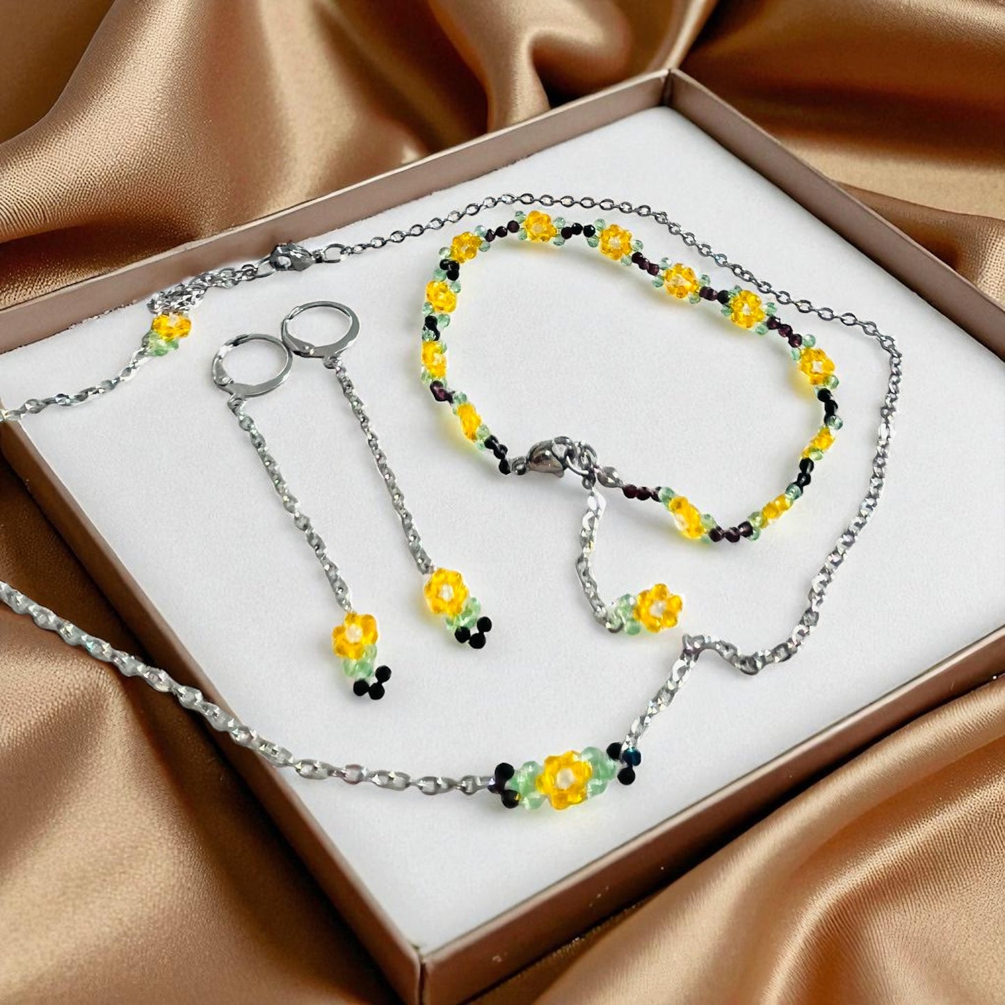 Set Slnečný lúč – náušnice, náramok a retiazka z brúsených korálikov HA34