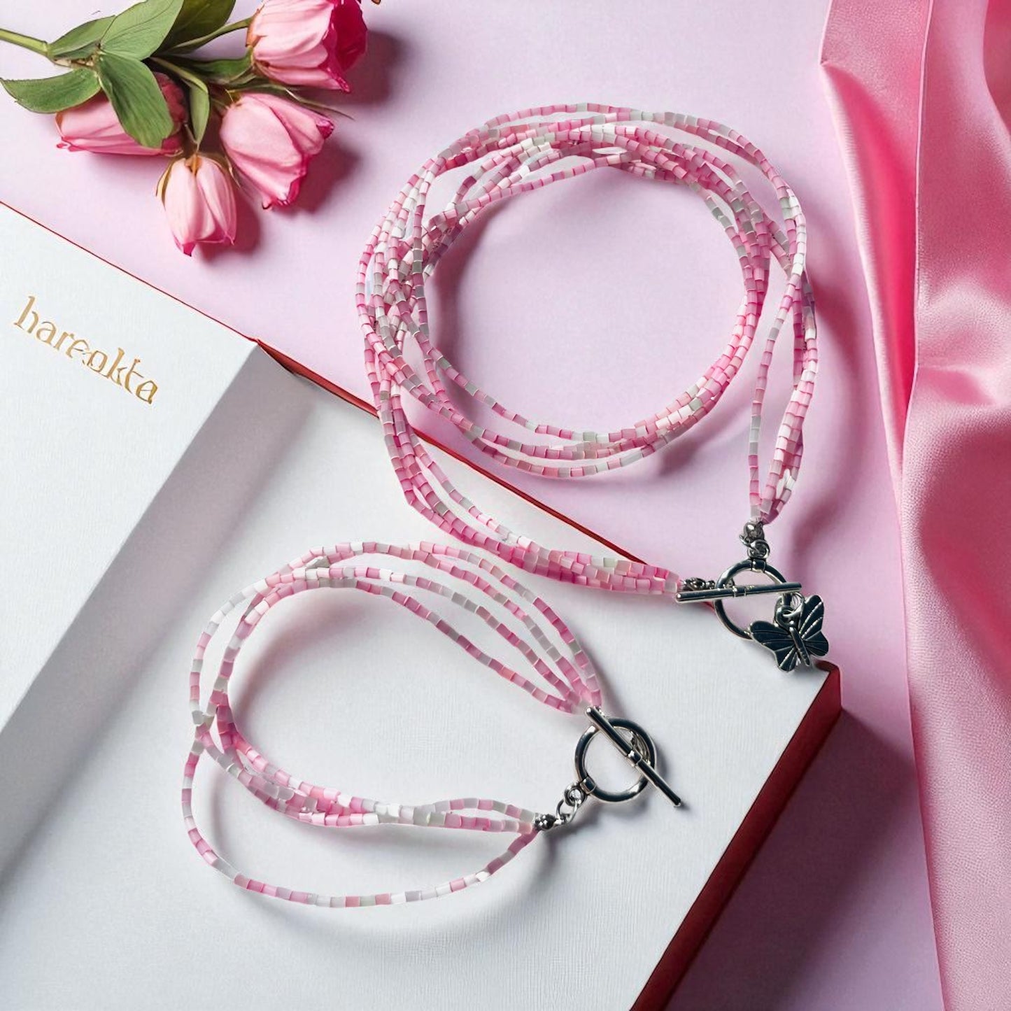 Ružový set Motýlie krídla – náhrdelník a náramok z rýžových korálok s príveskom motýľa