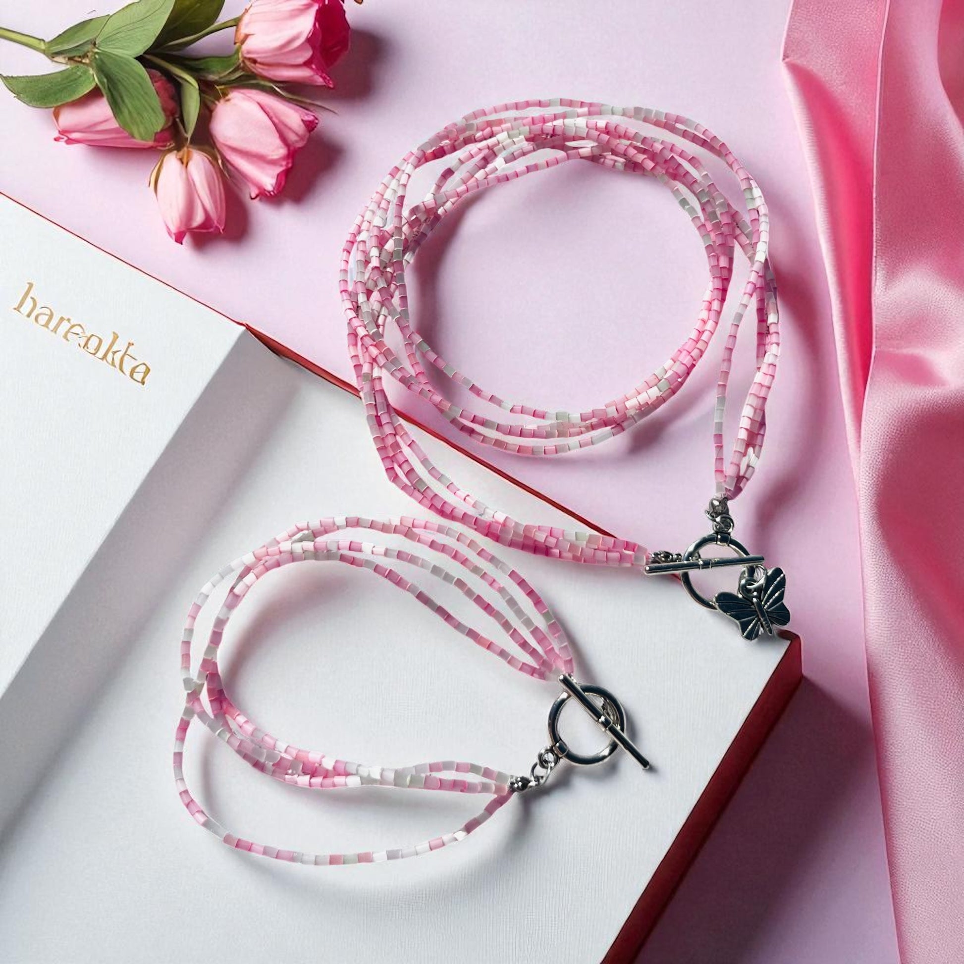 Ružový set Motýlie krídla – náhrdelník a náramok z rýžových korálok s príveskom motýľa