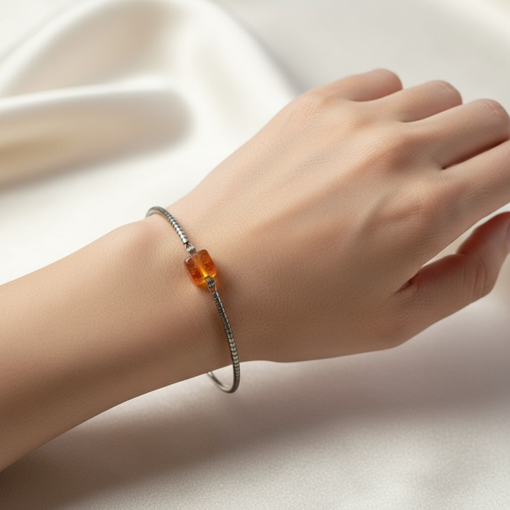 Náramok so striebornými korálikmi a achátom karneol – Harakka Jewls