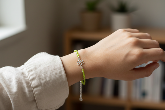 jemný žltý korálikový náramok s príveskom kvet