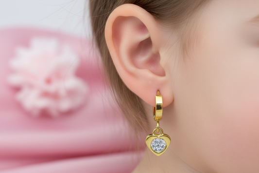 Jemné zlaté náušnice so srdiečkovým príveskom z chirurgickej ocele – Harakka Jewls