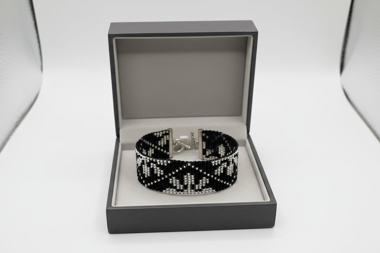 Náramok „Nočný lesk“  ručne šitý čierno-strieborný náramok z korálok