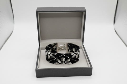 Náramok „Nočný lesk“  ručne šitý čierno-strieborný náramok z korálok