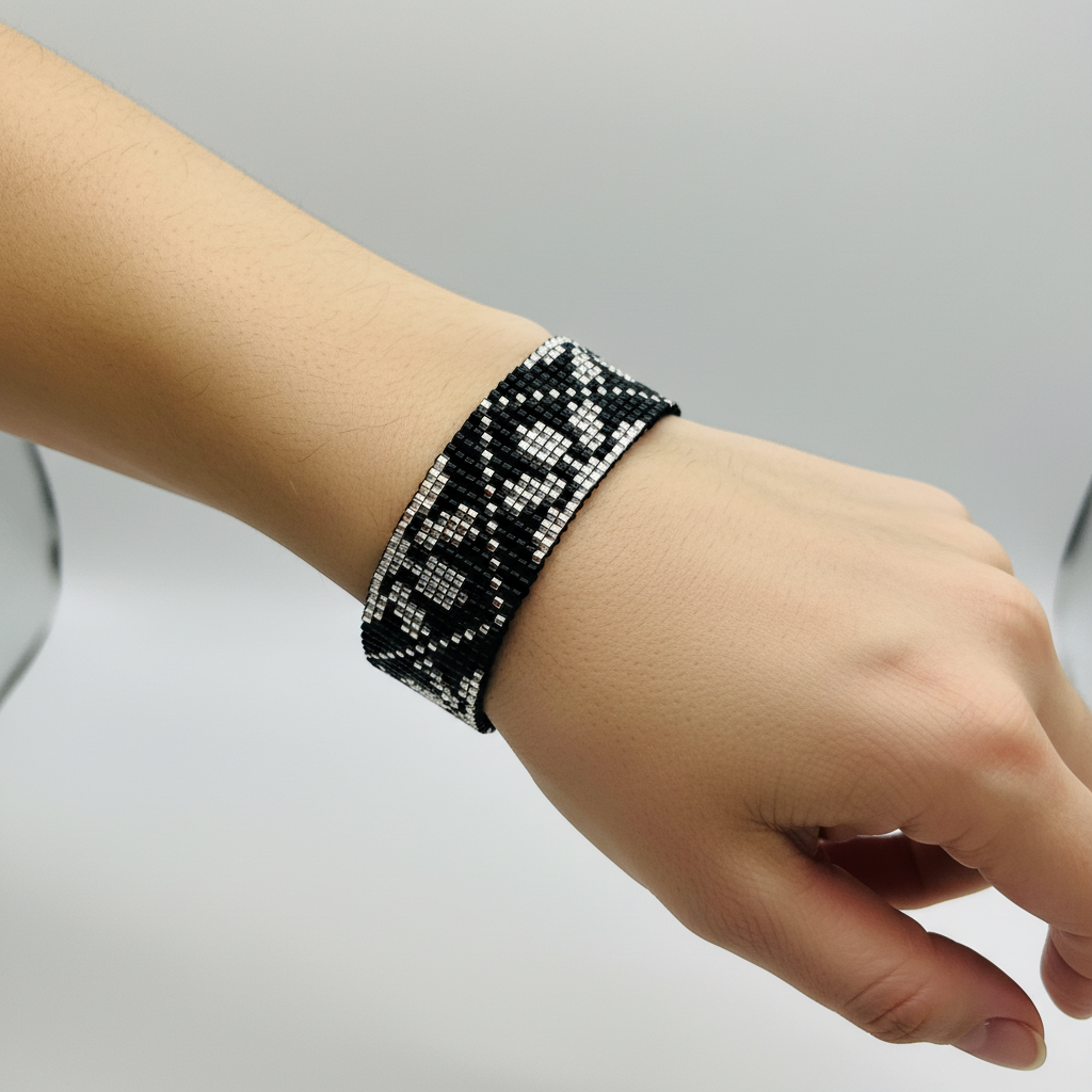 Náramok „Nočný lesk“  ručne šitý čierno-strieborný náramok z korálok