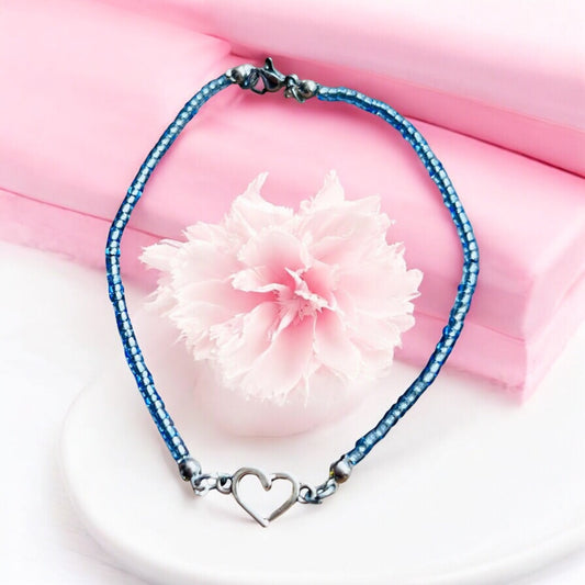 Bracelet with blue beads and heart pendant HN19