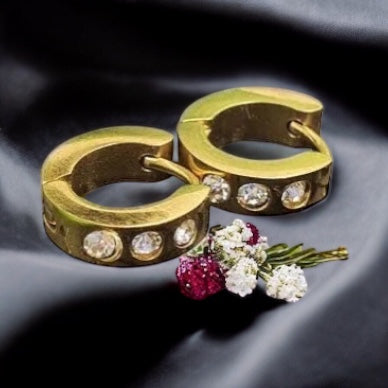 Venice – gold-plated hoop earrings with three cubic zirconia stones made of surgical steel