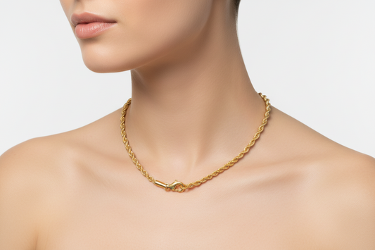 Zlatý náhrdelník z chirurgickej ocele na dekolte – elegantná retiazka Harakka Jewls