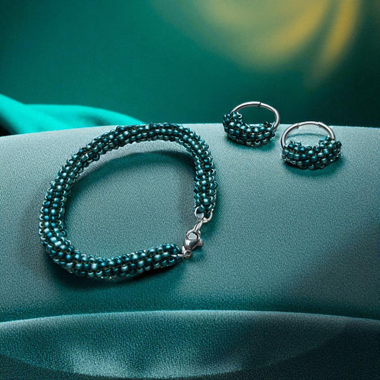 Set Lesný sen – ručne šitý zelený náramok a náušnice so strieborným zapínaním | Harakka Jewls
