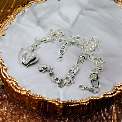 Set So Srdiečkami – elegantný strieborný náhrdelník a náramok s nežnými kovovými srdiečkami, talizman hlbokého citu, rovnováhy a čistoty