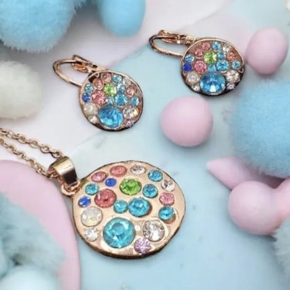 Set Gold Crystal Rose – elegantný ružovozlatý prívesok a náušnice s dúhovými kryštálmi, talizman radosti, sebalásky a žiarivej energie