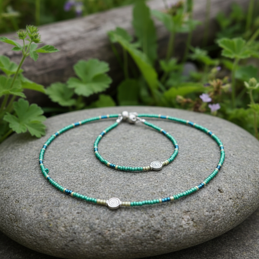 Ručne vyrobený set náramku a náhrdelníka z bielych korálikov so striebornou ozdobou, Klenoty Slovanov, Harakka