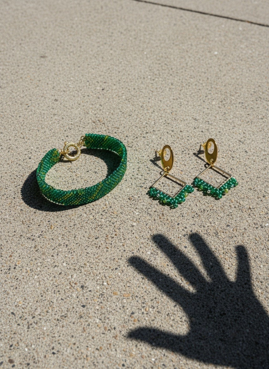 zelený korálkový set – náramok a náušnice z chirurgickej ocele v zlatom tóne