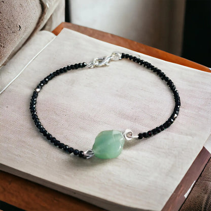Ručne vyrobený náramok zo zeleného chalcedonu so štvorlístkom – symbol pokoja a šťastia, Harakka šperky