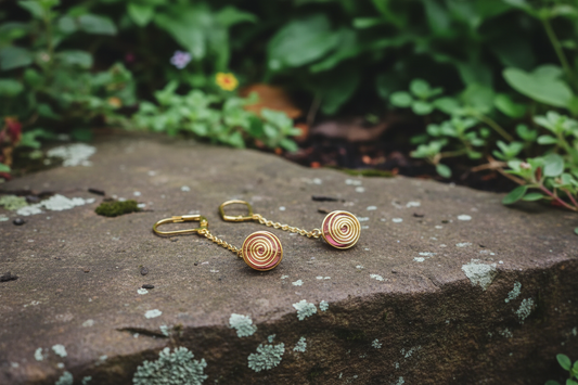 Zlaté visiace náušnice so sklenenou korálkou z chirurgickej ocele – Harakka Jewls