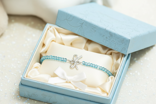 jemný modrý náramok s príveskom v tvare mašličky