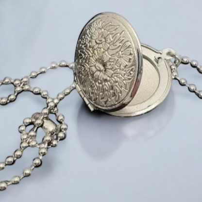 Necklace Spomienka – opening silver locket with floral pattern | HARAKKA