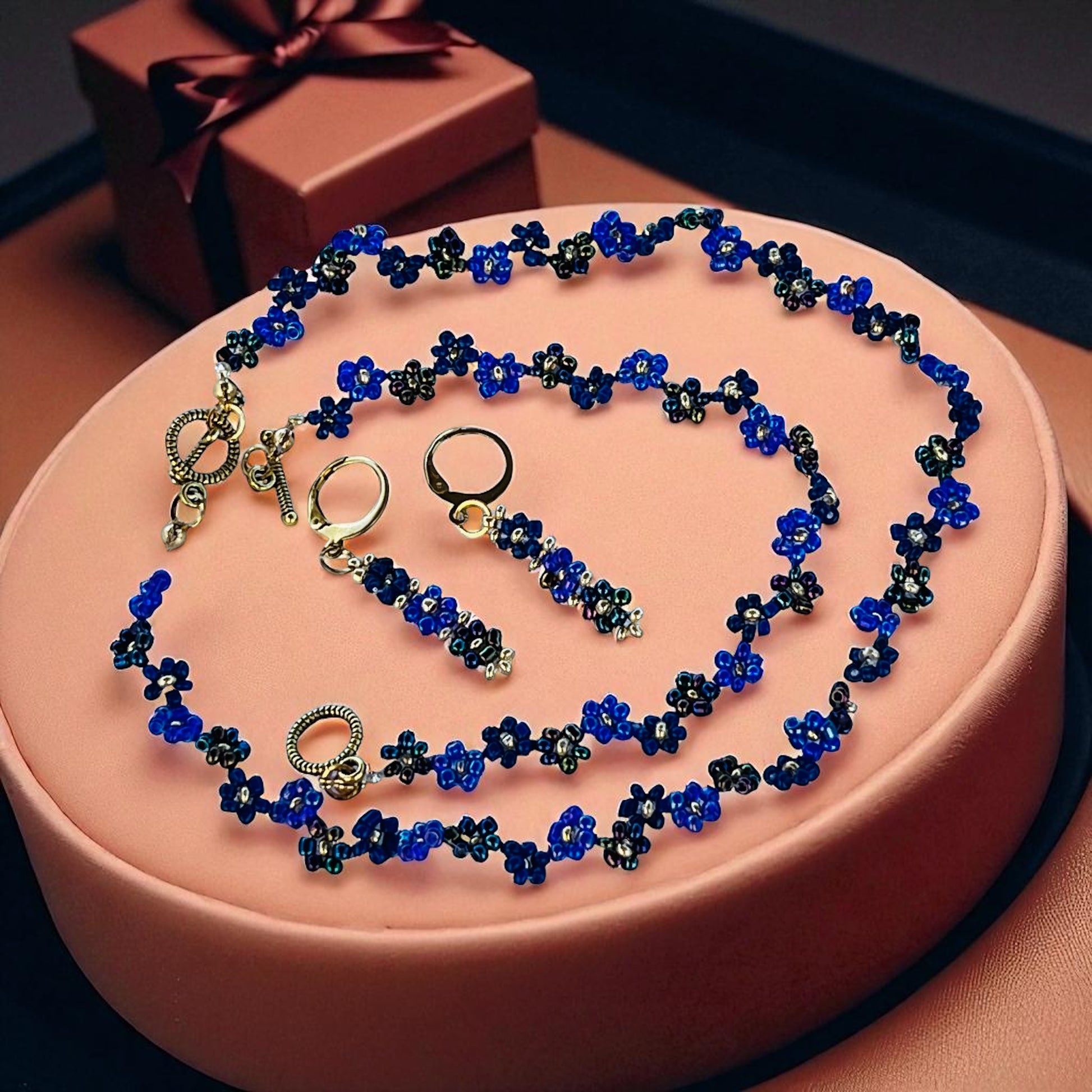 Set Nočná harmónia – tmavomodrý šperk z brúsených korálkov s náhrdelníkom, náramkom a náušnicami z chirurgickej ocele Harakka Jewls