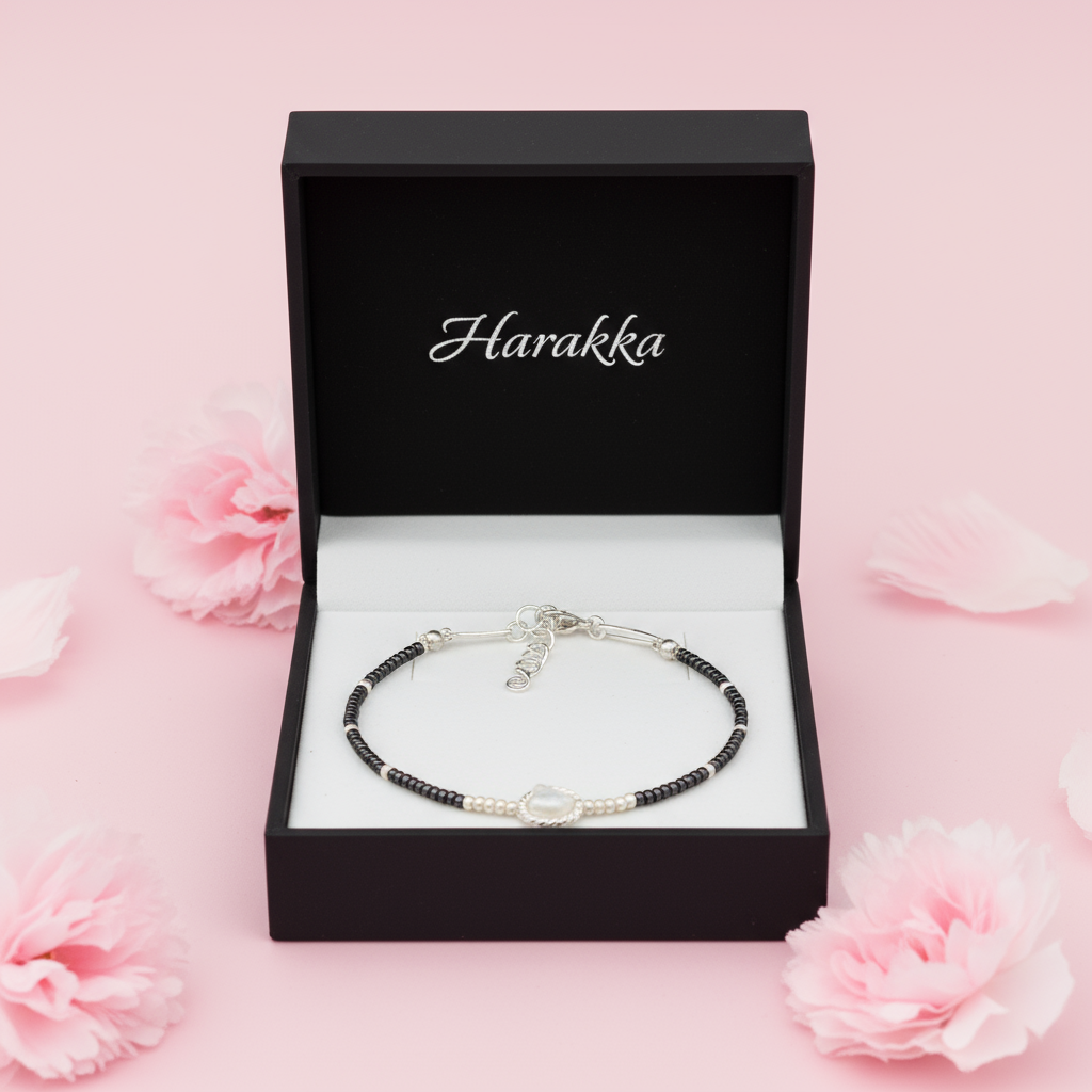 Elegantný náramok s čiernymi korálikmi a bielou riečnou perlou – Harakka Jewls