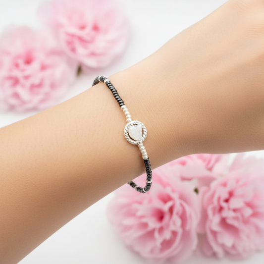 Elegantný náramok s čiernymi korálikmi a bielou riečnou perlou – Harakka Jewls