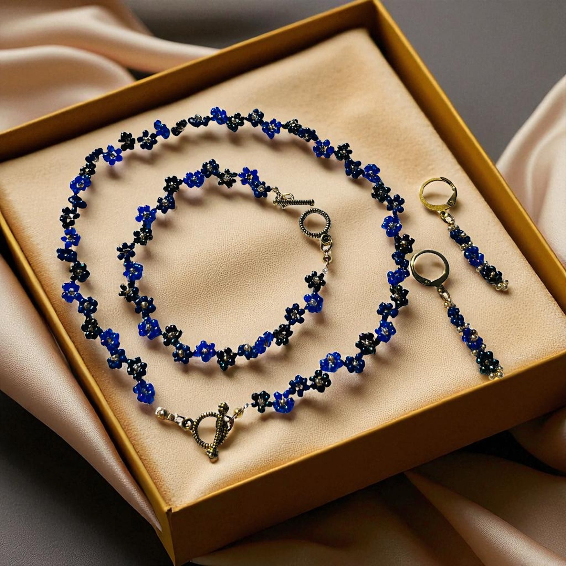 Set Nočná harmónia – tmavomodrý šperk z brúsených korálkov s náhrdelníkom, náramkom a náušnicami z chirurgickej ocele Harakka Jewls