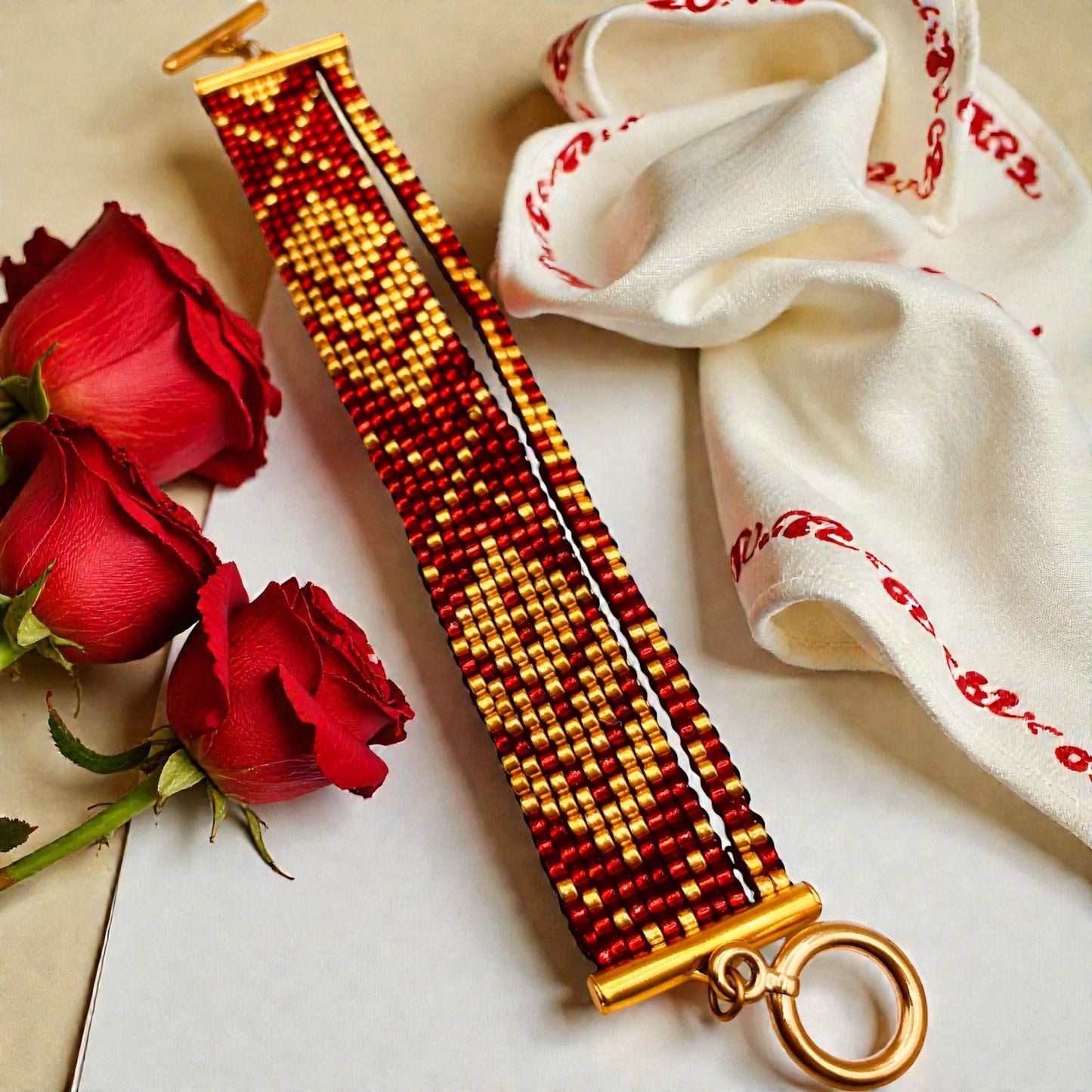 Ručne robený jemný náramok zo sklenených korálok Rosná žiara