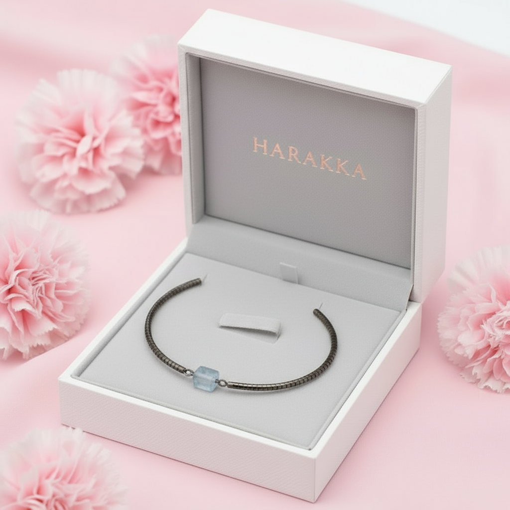 Náramok z opalitu Mesačný dotyk N04 – jemný minerálny šperk so srdiečkovými korálkami