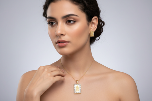 Zlatý set z chirurgickej ocele s Pannou Máriou – náušnice a prívesok s bielymi kamienkami