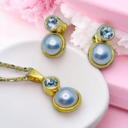 Set Zlatá Perla – elegantný šperk z chirurgickej ocele so zirkónom a perlou v zlatom prevedení, symbol ženskej sily a jemnosti – Harakka Jewls

