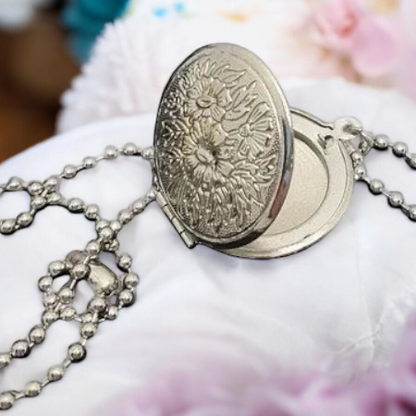 Necklace Spomienka – opening silver locket with floral pattern | HARAKKA