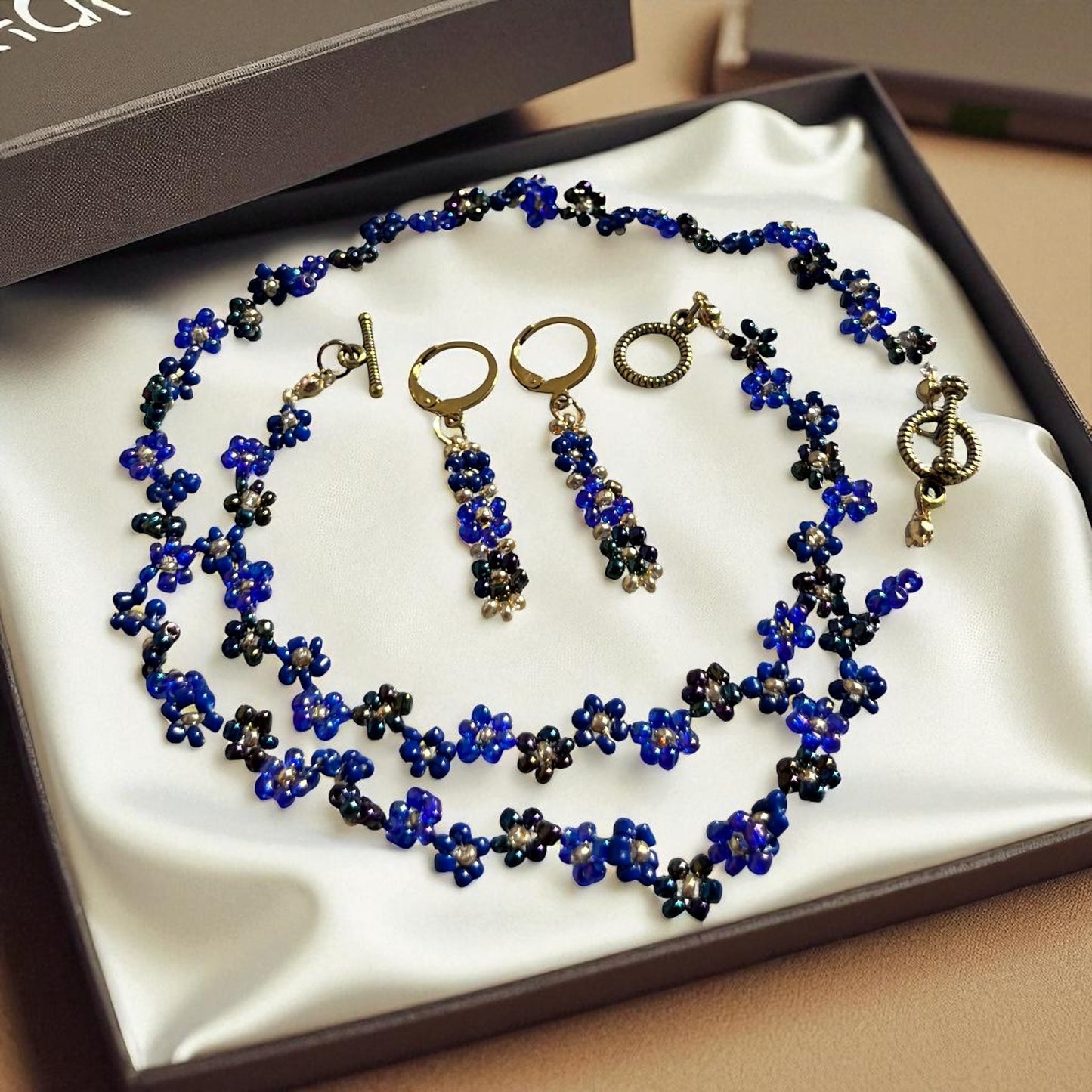 Set Nočná harmónia – tmavomodrý šperk z brúsených korálkov s náhrdelníkom, náramkom a náušnicami z chirurgickej ocele Harakka Jewls