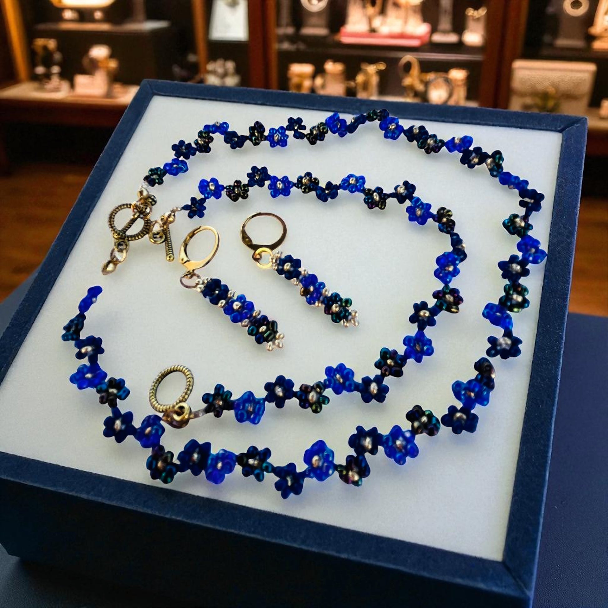 Set Nočná harmónia – tmavomodrý šperk z brúsených korálkov s náhrdelníkom, náramkom a náušnicami z chirurgickej ocele Harakka Jewls