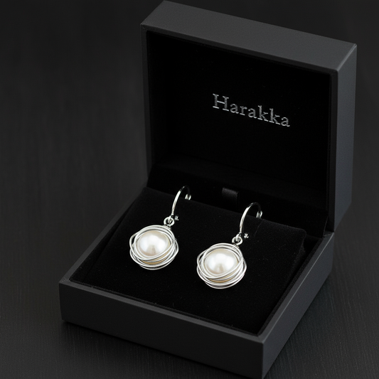 Perlové Zrkadlo Noci – náušnice z chirurgickej ocele s perleťovou korálkou NA11 – Harakka Jewls