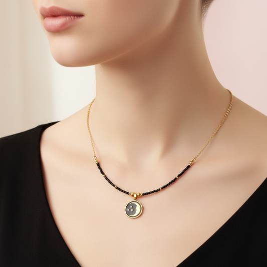 náhrdelník s čiernymi korálikmi a zlatým príveskom mesiac z chirurgickej ocele