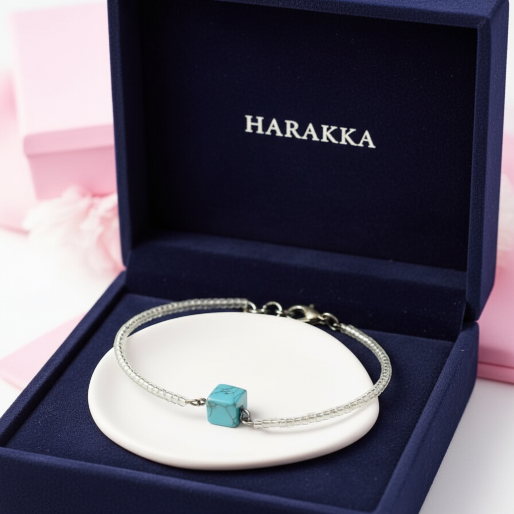 Náramok z bielych korálikov s tyrkysom na pamäťovom drôte – Harakka Jewls