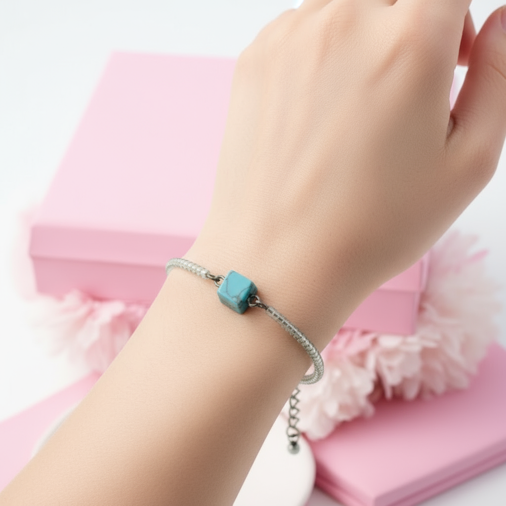 Náramok z bielych korálikov s tyrkysom na pamäťovom drôte – Harakka Jewls