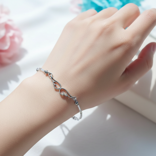 jemný náramok s tenkými korálikmi a príveskom anjelské krídla