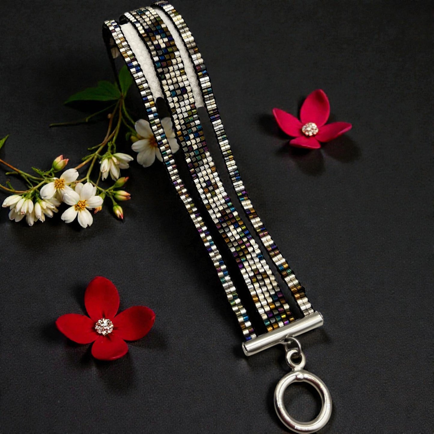 Morena – protective bracelet with metallic shine