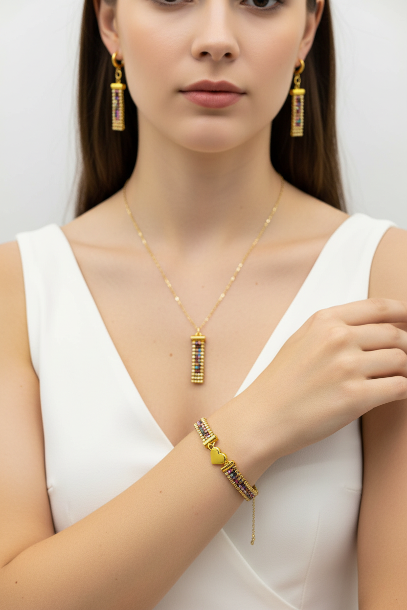 Ručne robený zlatý set šperkov s farebnými korálkami a magnetickým srdiečkovým zapínaním Harakka