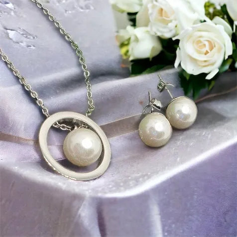 QUEEN set with pearl and pendant in silver design 1001364