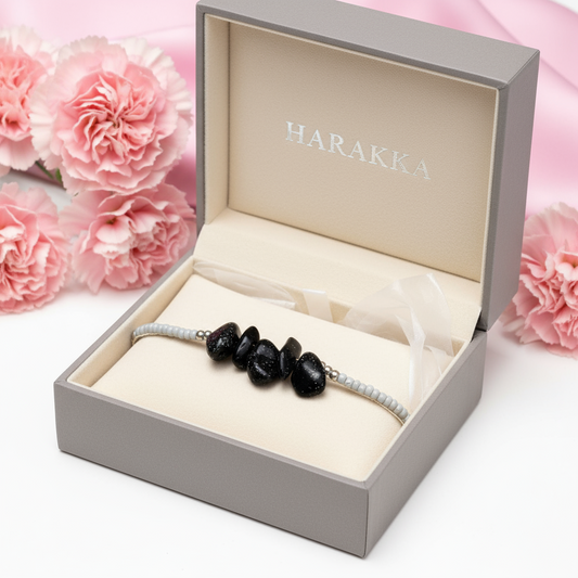 Náramok z modrého pieskovca s bielymi korálikmi – Harakka Jewls