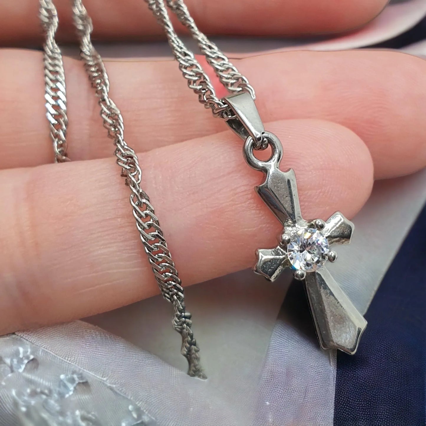 QUEEN pendant Silver cross with stone 1001166